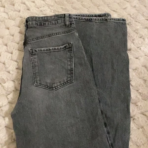 Jeans - Jätte fina gråa jeans i nästan nyskick storlek 34 medelhögmidjade och är perfekt långa på mig som är 171. Köpare står för frakten och betalning sker via appen!!😃