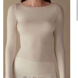 Säljer min vita intemissemi tröja då den inte kommer till användning skriv för fler bilder eller frågor ❤️