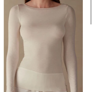 Vit intemissemi  - Säljer min vita intemissemi tröja då den inte kommer till användning skriv för fler bilder eller frågor ❤️