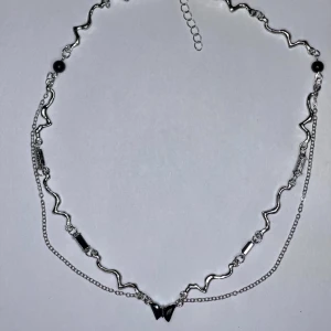 Svart Fjäril Halsband  - Längd: 49 cm. Nyskick. Kan mötas upp i Örebro. Super fint halsband!