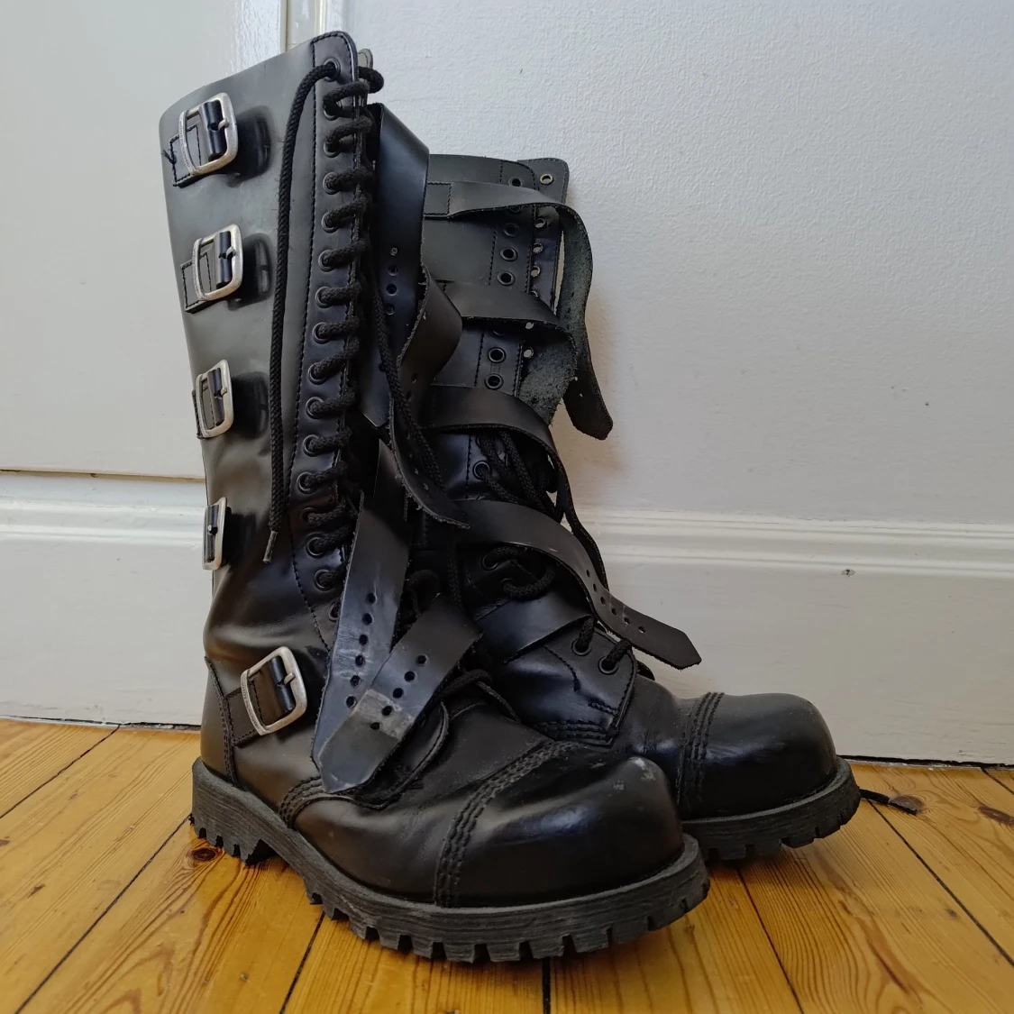 Combat boots från England Underground med spännen och snörning 