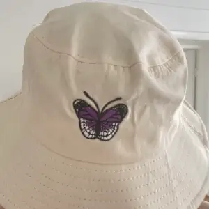 storleken är justerbar! En gullig bucket hat med fjäril på som jag tyvärr inte har någon användning för längre!💗💗💗