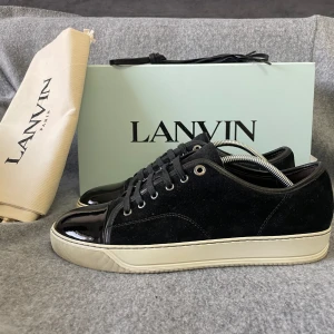 Lanvin skor - Riktigt feta lanvin skor i färgen mörkmörkblå! Skicket är otroligt bra - 9,5/10. storlek 43(uk9) men passar 44 och större. Endast skorna ingår. Nypris 4500. Skriv vid frågor 
