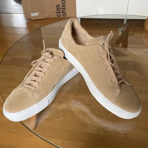 J.Lindeberg skor storlek 44 - J.Lineberg skor i beige mocka. Storlek 44, något små i storleken. Superfina och i mycket gott skick. Använda endast 1 gång då den tyvärr blev för små. 