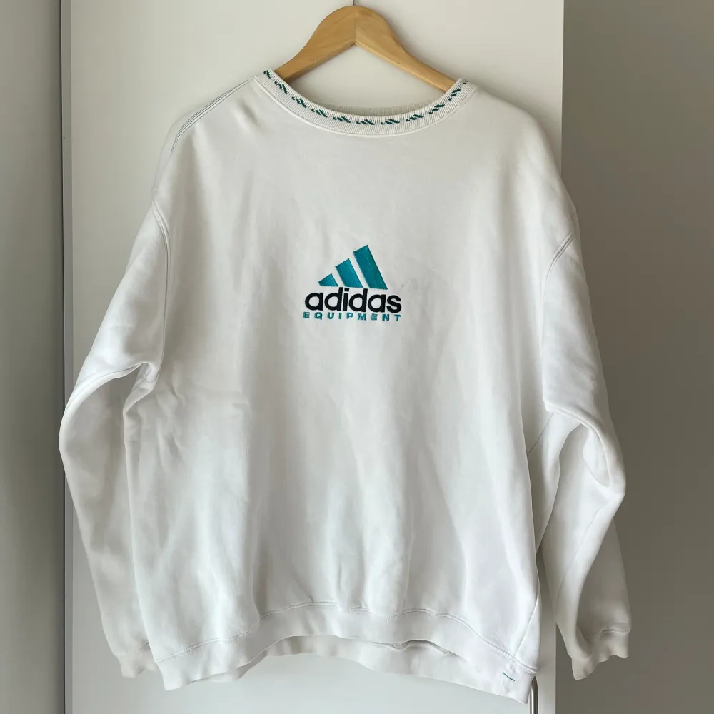 Oversized sweatshirt! Står ingen storlek men kanske L? Köpt secondhand, har en liten ”fläck” från penna:( Syns på bild. Annars gott skick <3. Hoodies.