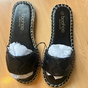 Tofflor  - Helt oanvända och nya tofflor/sandaler från Boohoo. Sååååå fina till sommaren, råkade beställa i fel storlek därav säljer jag dom💕