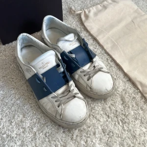 Valentino open - Hej! Säljer mina valentinos då de inte kommer till användning. Skick 6/10.  Endast skorna medföljer. Jag tar även emot byten. 