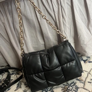 Svart axelremsväska  - Svart axelremsväska, trasig knapp men i övrigt ok skick 