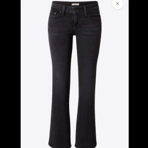 Lågmidjade bootcut jeans - Lågmidjade Levis jeans som är i jättebra skick, nypris är ca 1000 kr