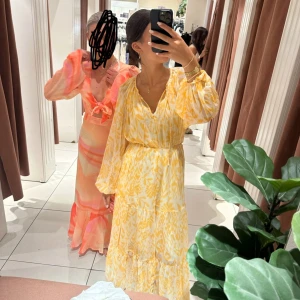 Gul sommarklänning - Perfekt sommarklänning, även midsommar. Tunnt sheer typg med en underklänning, använd 1 gång⭐️💕