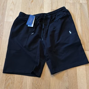 Polo Ralph Lauren shorts   - Säljer dessa sprillans nya shortsen då de va för stor för mig. Endast testade på 1 gång. Jag är M i storlek så den passar folk som har storlek L och XL