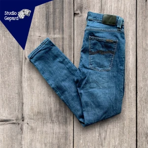 NYA NUDIE JEANS GRIM TIM - Nudie jeans Grim Tim | Skick: 9/10 | Strl w31 L32 | Vårt pris 499 kr | Modellen är 180 cm | Hör av dig om du undrar någonting! 