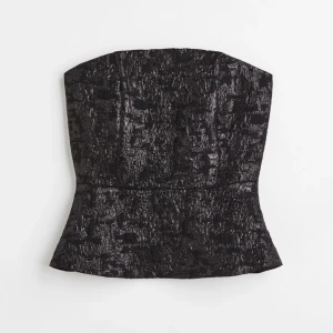 Bandeau topp - Säljer denna så så fina topp från H&M som är slutsåld. Älskar denna men tyvärr passar den inte mig längre. Den är i fint skick förutom att den har lite trådar som hänger ut på lite olika ställen. (Se bild 3) storlek 38.