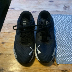 Puma joggingskor/ vanliga skor  - Säljer ett par svarta puma joggingskor i st 42, kan även användas som vanliga skor. Är i helt ny skick. Funkar både till killar och tjejer. Priset ligger på 800kr, vid snabbköp kan jag ge för 500kr. 