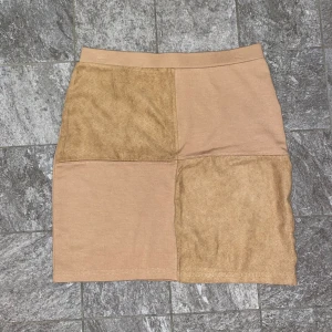 Kjol - Beige kjol med mockadetalj. Knappt använd. Storlek 36🌸 