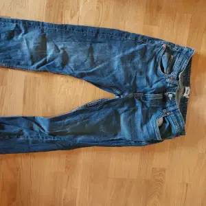 Säljer 3 par jeans  Sparsamt använda jeans 50 kr per byxa Modell Slimmy Storlek 32/32 