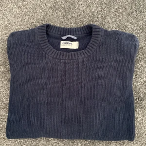 Stickad tröja  - Riktigt skön och kvalitativ tröja från Dobber. Fint stickat tyg vilket gör den väldigt bekväm. Mycket bra skick. Storlek M. 