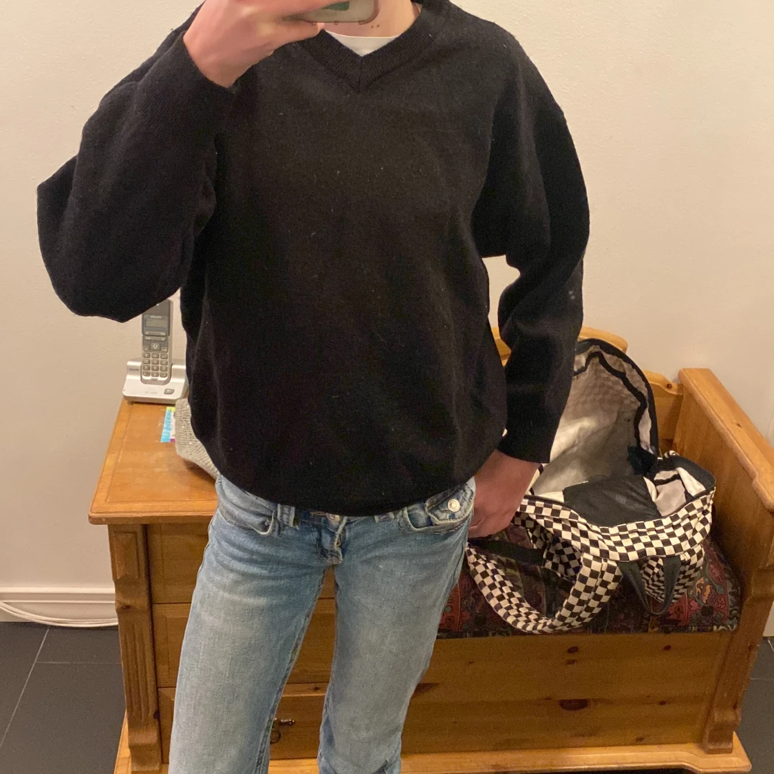 En svart stickad tröja  - 90