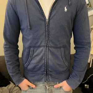 Ralph lauren hoddie - Ralph lauren hoddie i en mörkblå färg. Använder den inte så mycket längre därav säljer jag den. Det är lite tunnare material då perfekt till sommaren. 