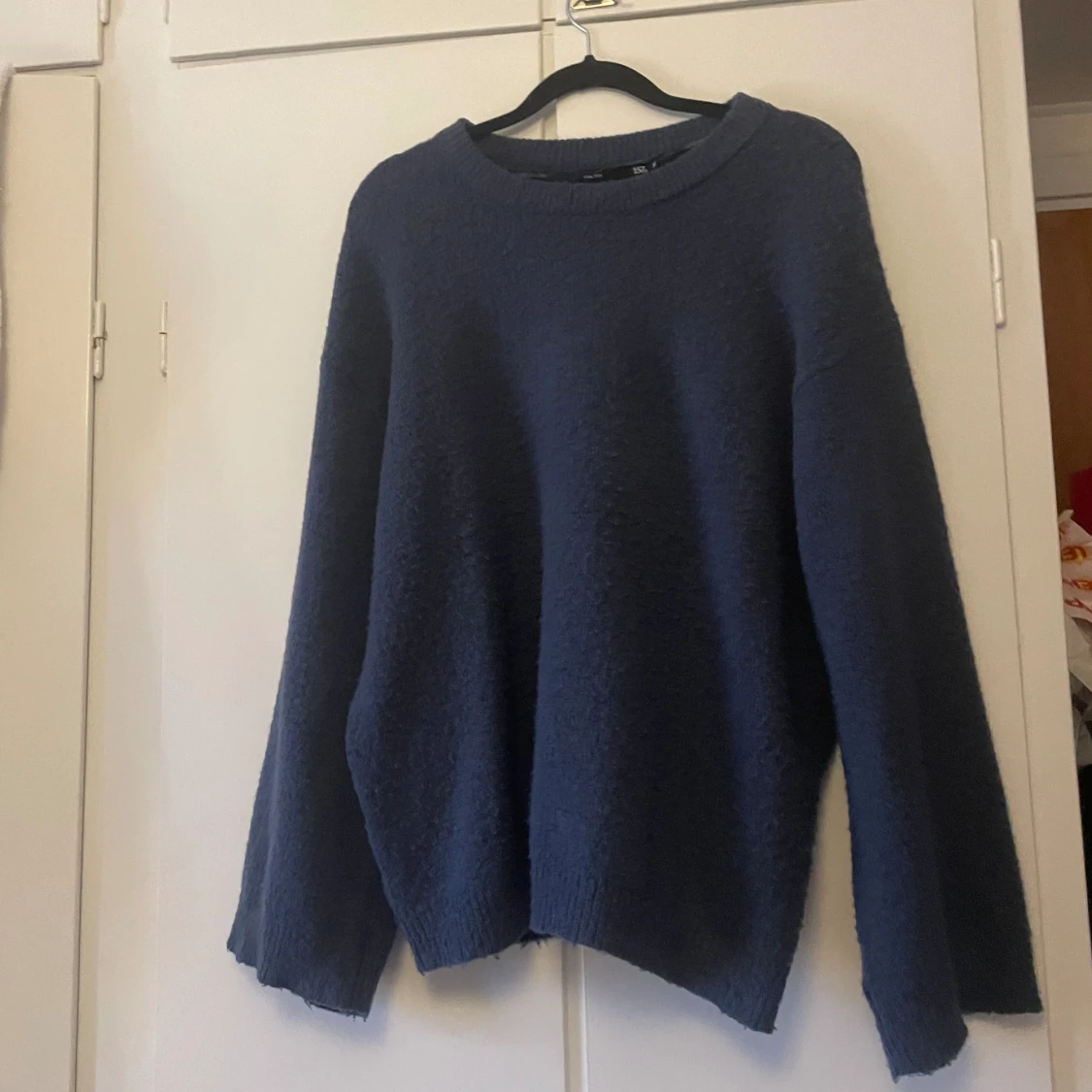 Stickad blå tröja