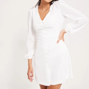 Studentklänning  - Super fin vit klänning, perfekt till studenten. Aldrig använd då jag hade en till. Slutsåld på hemsidan