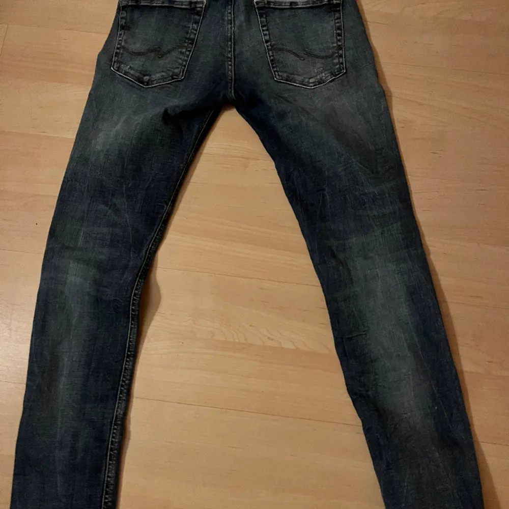 Säljer ett par Jack & Jones jeans i storlek 28/32 i fint skick då det har blivit för små. Jeans & Byxor.
