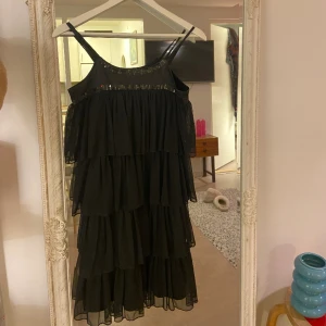 Volang klänning  - Volangklänning 💖