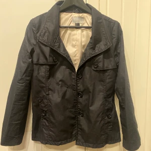 Jacka - Trendig, kort kappa med många knappar. Perfekt till våren! Sparsamt använd