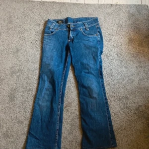 Lågmidjade lee jeans - Så snygga bootcut jeans från lee som är väldigt lågmidjade!! Säljer då de ej passade mig, midjemått 38cm ❤️