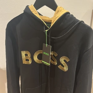 Hugo Boss hoodie  - Helt ny Hugo Boss hoodie, lappen är kvar på. Storlek L. Nypris 1699kr! 