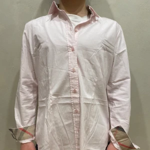 Burberry Skjorta - Hej! Säljer nu min skjorta från märket burberry i storlek XS. skjortan är i fint skick, tveka inte på att höra av dig om du har frågor eller funderingar kring skjortan! 