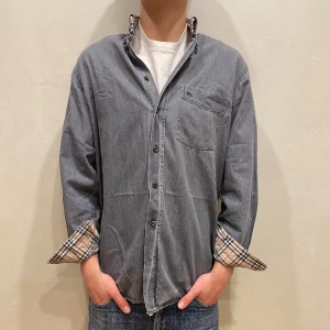 Burberry Skjorta - Hej! Säljer nu min skjorta från märket burberry i storlek L. skjortan är i fint skick, tveka inte på att höra av dig om du har frågor eller funderingar kring skjortan! 