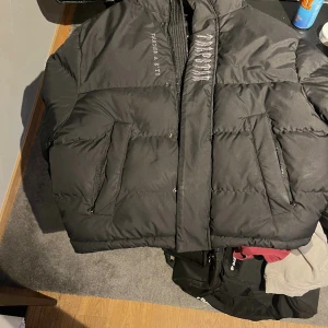 Trapstar Jacka - Säljer min Äkta Trapstar jacka jag köpte i November. Jackan är bra skick och inga skador på den utom ett litet hål vi armen men gör ingen större skillnad. Diskuterar pris då jag vill bli av med den. Hör av vid fler bilder