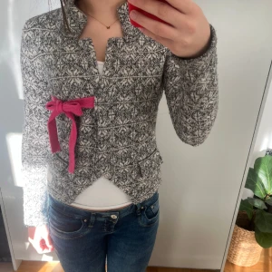 Odd molly kofta - Säljer denna jättesöta odd molly kofta i strl 0, vilket motsvarar xs/s. Nypris är ca 1500