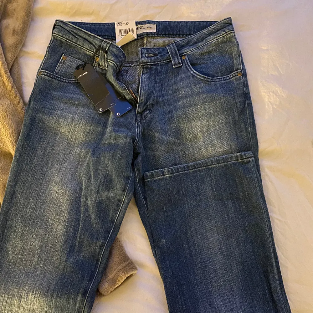 Lågmidjade lee bootcut jeans. Storlek 30/35. Passar mig bra i midjan som har midjemått 35 cm. Helt nya med lapp på. . Jeans & Byxor.