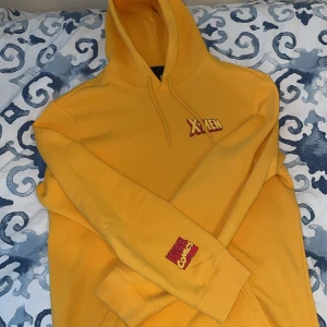 Hoodie - Bra skick, inga stygn har gått upp och kvaliten på materialet är som nytt. 