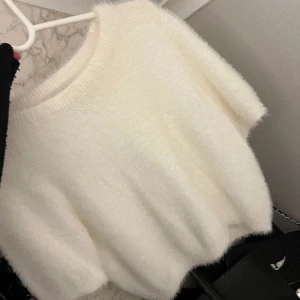 Stickad tshirt - Superfin o skön tröja som e köpt från nelly för längesedan , o e helt slutsåld o säljs inte längre!! Använd ett fåtals gånger