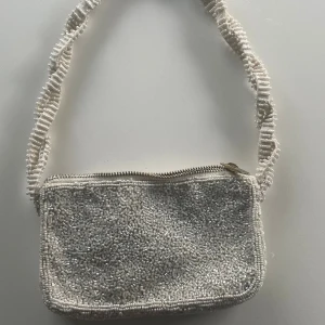 Zara väska  - Tänkte sälja min zara väska, den här lite defekter på ena sidan och på axelbandet. Kan självfallet skicka fler bilder!