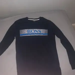 Hugo Boss långärmad tröja Stlrk M Skick - använd ett par gånger men ser helt ny ut.