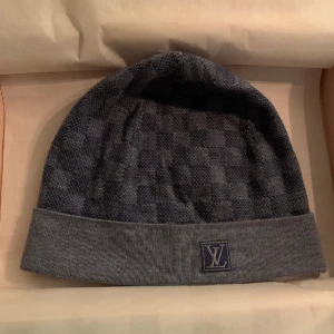 Louis Vuitton mössa  - Tjena, säljer min ljusblå Louis Vuitton den är köpt i london! Kvitto och box medföljer! Ny pris är 3850kr mitt pris 1999kr 