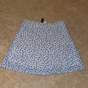 Säljer denna superfina kjolen ifrån hm då den är för liten för mig, den är ganska kort men passar jättebra till sommaren🥰