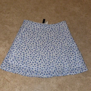 Superfin sommarkjol😍 - Säljer denna superfina kjolen ifrån hm då den är för liten för mig, den är ganska kort men passar jättebra till sommaren🥰