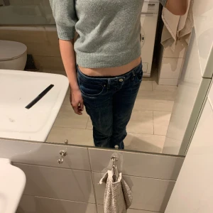 Kortärmad stickad tröja - Säljer en jättefin stickad tröja med korta ärmar, det finns inga defekter. Har använt ett fåtal gånger. Superskönt material!🙌💗