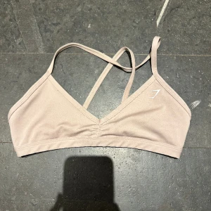Gymshark minimal sport bh - Slutsåld! Säljer då jag har 2 andra färger som jag använder mer! Har även ett till band som man kan fästa där bak. 🤗 Försten till kvarn. Tänker inte gå ner i pris då den inte finns att få tag på längre ❤️ inga defekter alls. Storlek m men passar en s