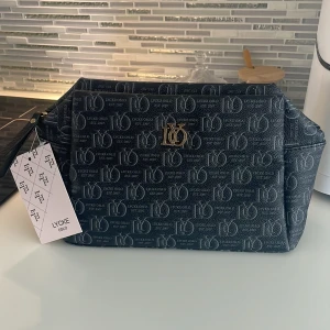 Svart necessär  - Helt ny necessär märket Lycke Oslo. Tagg kvar. 