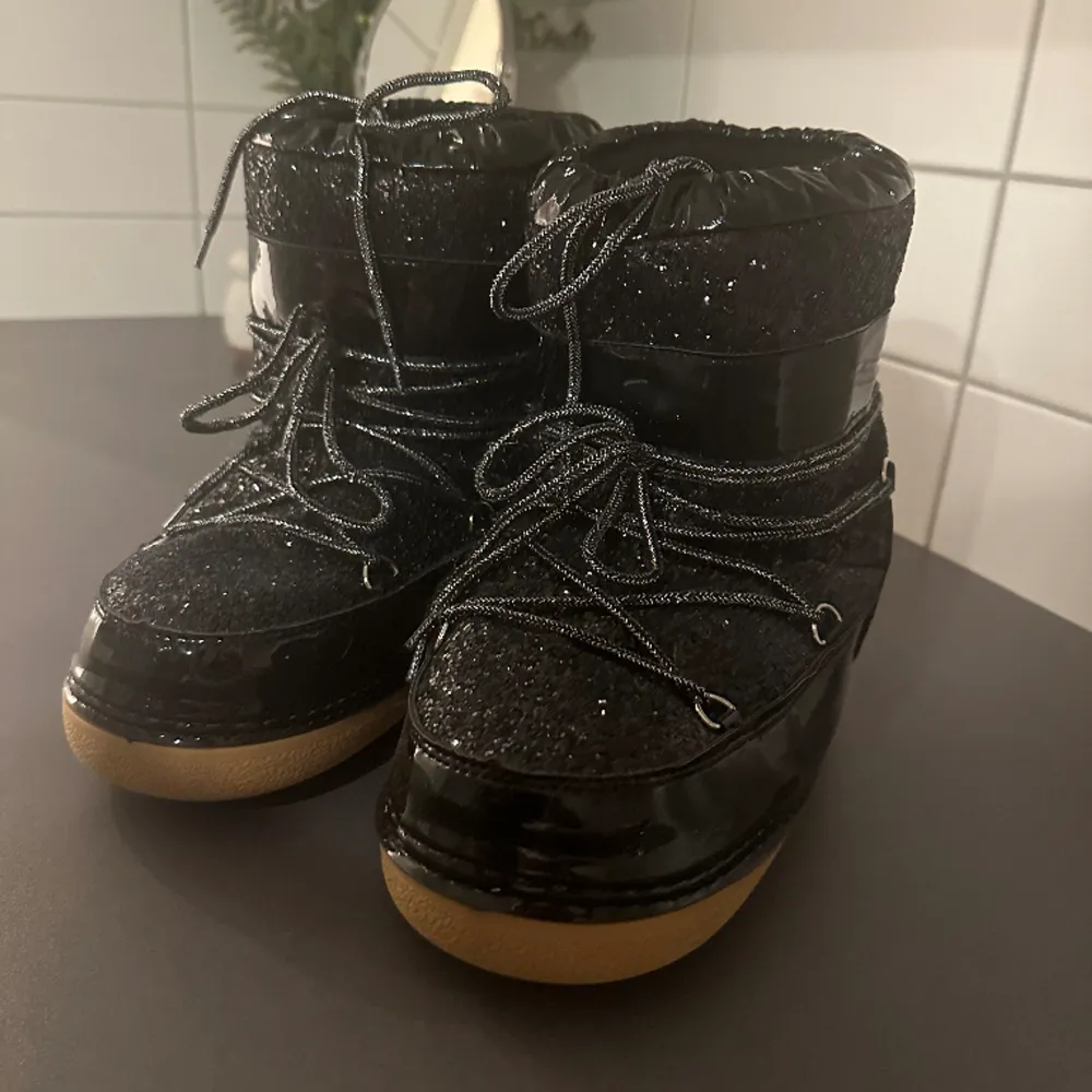 Glittriga skor (lik moonboots i modellen) säljer då de inte kommer till användning. Knappt använda. (nyskick) ✨💖. Skor.