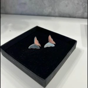 Efva attling öronhängen  - Ett par fjärilsöronhöngen från efva attling. Original pris 1700. Plupparna saknas.  Använda några gånger men i bra skick. Asken ingår. Hör av er vid frågor eller om du önskar fler bilder🩷