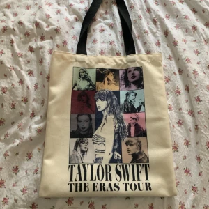 Taylor Swift tote 💕 - Tote dag med Taylor Swift på 💕 köpt i London för 280 kr säljer för 200kr!!🫶🏻 Väldigt bra skick!! TRYCK INTE PÅ KÖP NU!!💕💸