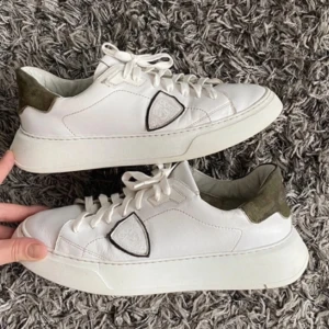 Phillip model  - Säljer nu mina använda phillip models inga större defekter förutom en lite trasig sula men kan limma och tvätta vid snabb affär skriv gärna med frågor