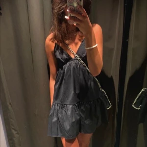 Svart zara klänning  - Säljer denna fina klänning från zara då den inte passar mig längre 💗